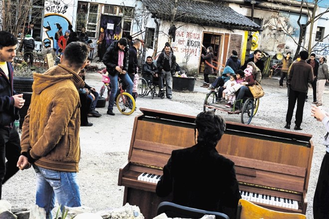 V soboto popoldne je na dvorišču pred tovarno Rog vrvelo ljudi. Na druženje so prihajale begunske družine iz nastanitvenega...