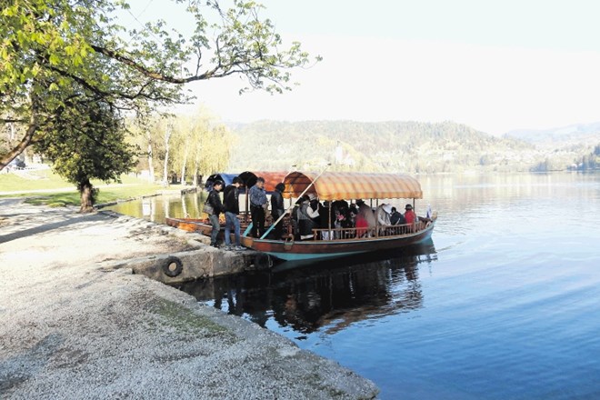 Skupina azijskih turistov je bila ena prvih, ki se je po desetih dneh odpravila na otok, brez da bi za to morali njeni člani...