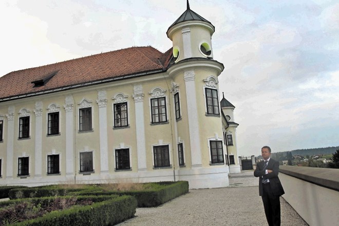 Nadškofi pozabili na dvorec, tožbe se kopičijo