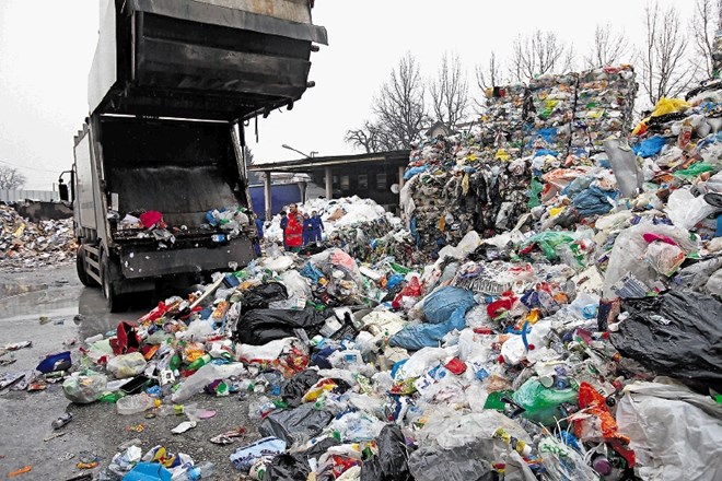 Plastična vrečka je v povprečju v uporabi 25 minut, njena razgradnja pa traja od 100 do 500 let. Po ocenah evropske komisije...