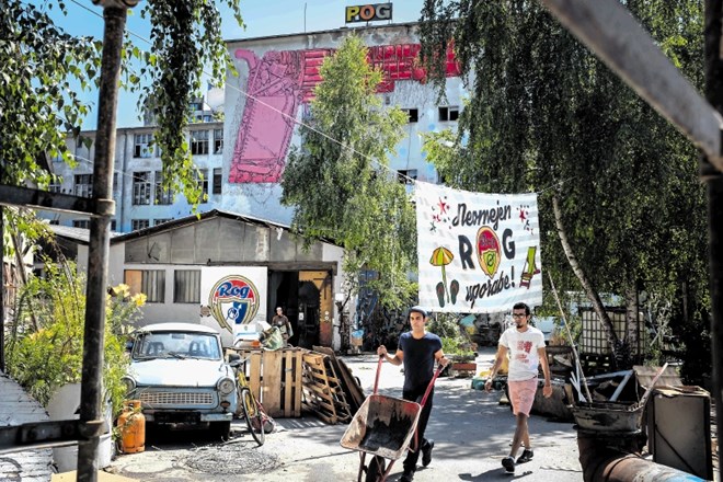 Včeraj so z dvorišča tovarne odstranjevali barikade. Na eni od stavb Roga se bohoti ogromna pištola, ki jo je ustvaril...