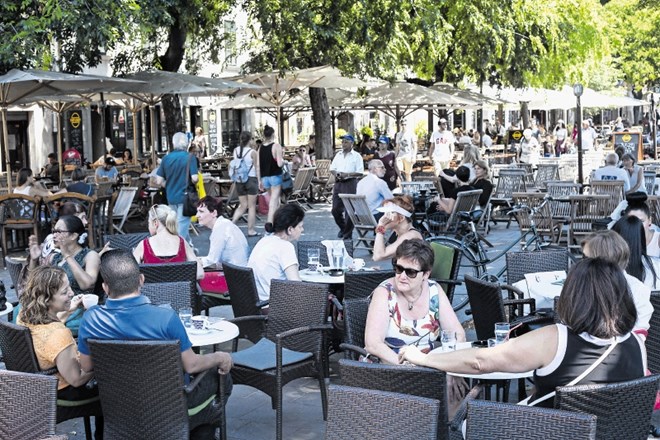 Stoli in mize zasedajo dobršen del Petkovškovega nabrežja.