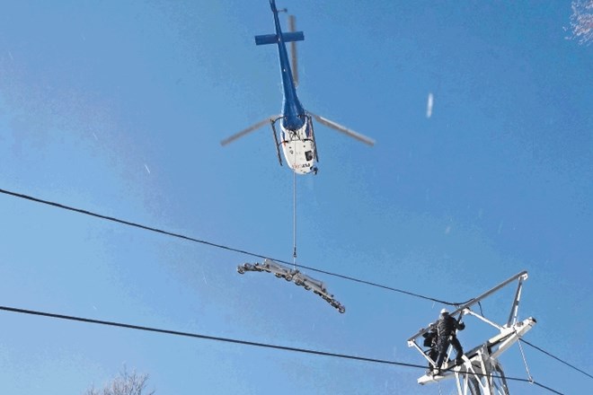 Kolesne baterije in stebre so delavci Kaskaderja montirali s pomočjo helikopterja.