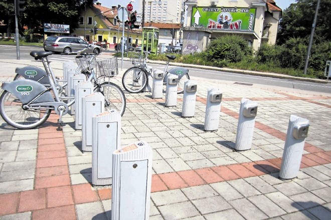 Slabost sistema Bicikelj je, da je na nekaterih postajališčih koles preveč, na drugih pa premalo.