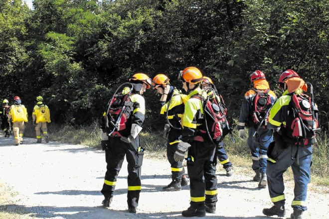 Helikopter je svoje opravil, gasilske ekipe so šle »le« na obhod terena in uničevanje obrobnih žarišč.