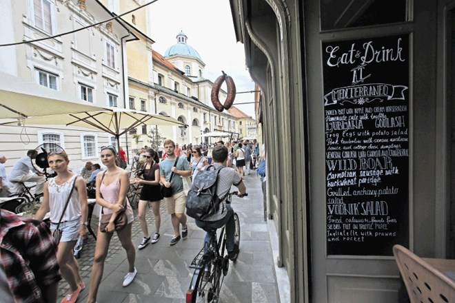 Podoba starega dela mesta se ob številnih turistih spreminja, ponudba je vse bolj prilagojena turistom.