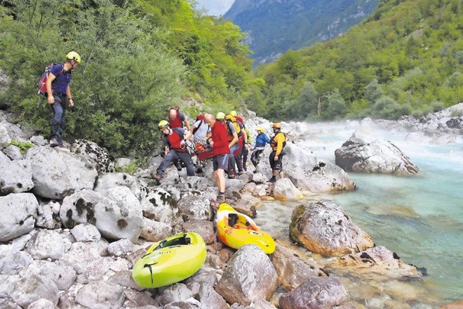 Veliko srečo je imel nemški kajakaš, ki se je s čolnom prevrnil pod Otono na reki Soči. Najprej so mu pomagali prijatelji,...