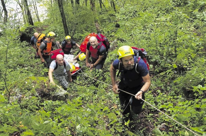 Člani GRS Tolmin so nemškega kajakaša z močno poškodovanim gležnjem iz struge Soče prenesli do ceste, kjer ga je prevzelo...