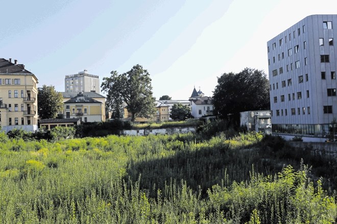 Napovedi, da bodo  na zemljišču nekdanjega Kolizeja gradili že septembra, so prenagljene. Na upravni enoti še niso prejeli...