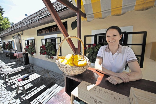 Ana Češnovar na vrhu gore vodi družinsko gostilno Ledinek, ki so jo njeni starši, zakonca Miha in Jožica Ledinek, v oskrbo...