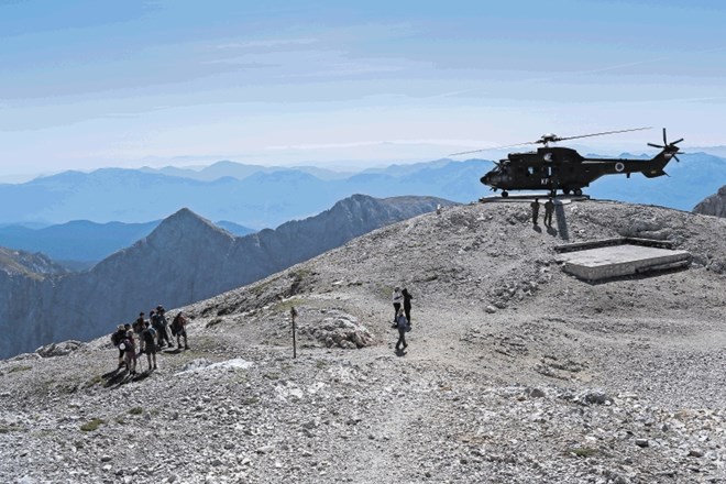 Obnemoglim Nemcem, ki očitno niso pogledali vremenske napovedi in jih je ujel dež, je v dolino pomagal vojaški helikopter....