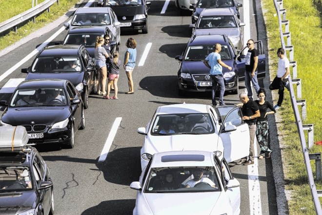 Na celem jeseniškem kraku gorenjske avtoceste so vozniki ugašali avtomobile, na stežaj odpirali vrata in sprehajali pse.