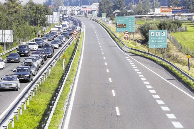 Nekateri so v koloni obtičali za štiri ure, drugi, iznajdljivejši, za deset minut.