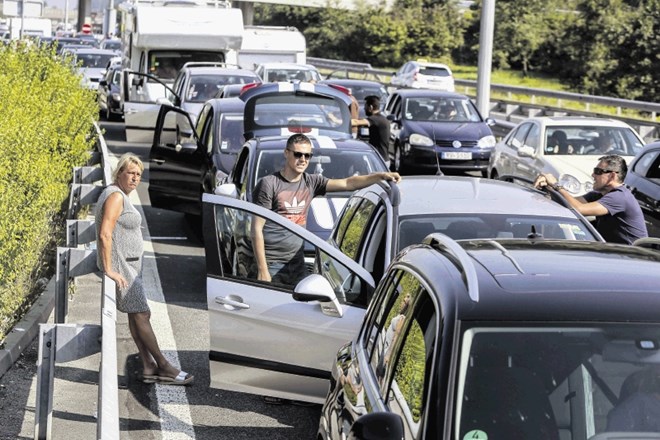 Hrvoje, ki živi v Nemčiji, pravi, da se znajde. Z avtoceste zavije pri Lescah in se v kolono vključi spet pri Hrušici.