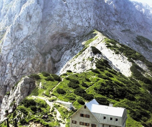 Med letošnjimi novinkami v zaključnem izboru za najboljšo planinsko kočo letošnjega leta je tudi Cojzova koča na Kokrskem...