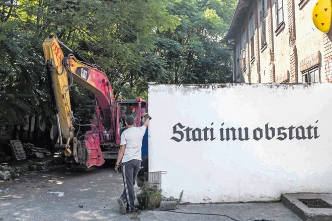 Bagra na območju nekdanje tovarne koles že nekaj časa ni več, medtem ko napis »stati inu obstati«  ostaja.