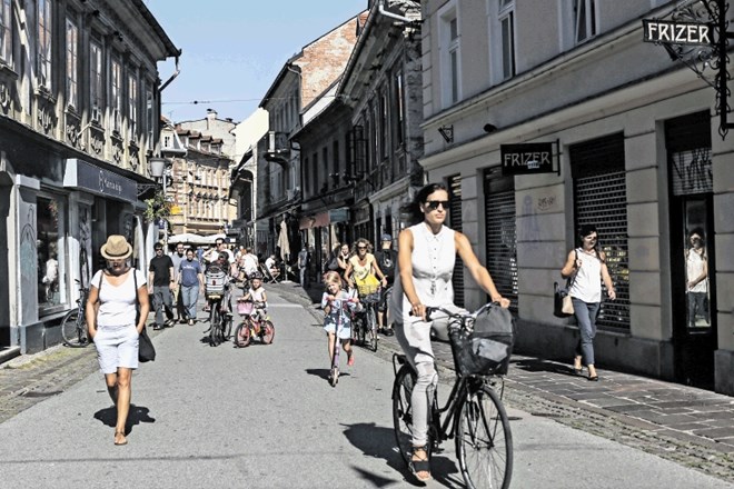 Medtem ko si turisti ogledujejo Staro Ljubljano, se domačini raje sprehodijo po Trubarjevi cesti, ki zna povezati...