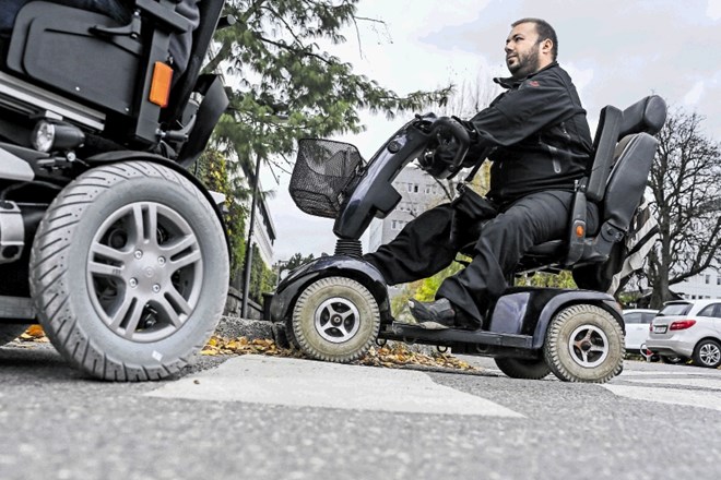 Število invalidskih upokojitev pada,  delnih pa raste