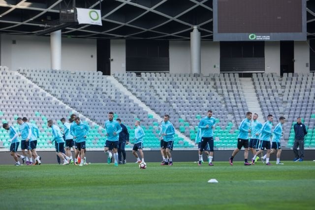 Slovenska nogometna reprezentanca bo brez utrujenega Kevina Kampla in poškodovanega Roberta Berića skušala proti Slovaški...