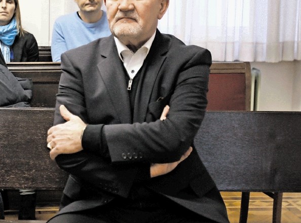 Peran Bošković vse očitke zanika: ni res, da bi cerkveni denar porabljal  zase, pač pa je tudi svoj denar namenjal za obnovo...