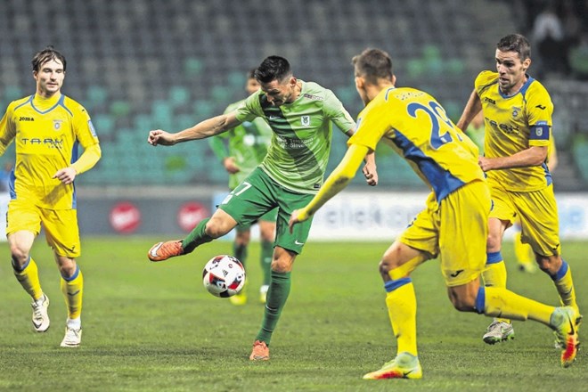 Andraž Kirm (levo) je odločil derbi Ljubljanske kotline proti Domžalam.