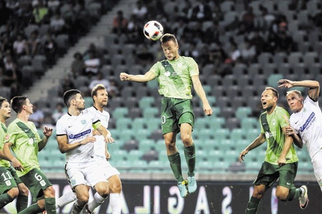 Na zadnji medsebojni tekmi je Koper (v belih majicah) v Stožicah premagal Olimpijo z 1:0. Po njej je bil zaradi neuspehov in...