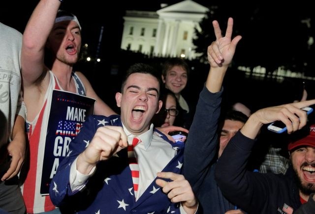 Navdušenje Trumpovih privržencev pred Belo hišo. (Foto: Reuters)