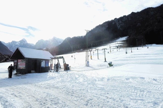 Zasneževanje je na smučiščih v Kranjski Gori v polnem teku, prvo smučarsko napravo bodo zagnali v petek, od sobote naprej se...