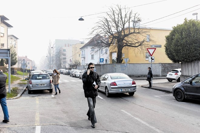 Parkirišče ob Tobačni tovarni je močno povečalo promet po sicer mirni stanovanjski ulici, ki ima na eni strani meščanske...