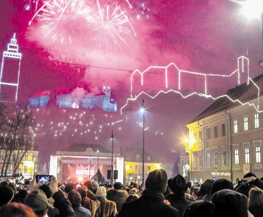 V javnem zavodu Turizem Ljubljana ocenjujejo, da je na ljubljanskih trgih, kjer je bil organiziran program, silvestrovalo...