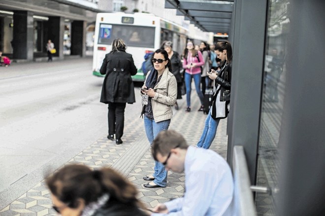 Ko uporabnik v zasebno pogovorno okno v spletni klepetalnici vpiše ime ali številko avtobusne postaje v mreži LPP, mu Troljo...