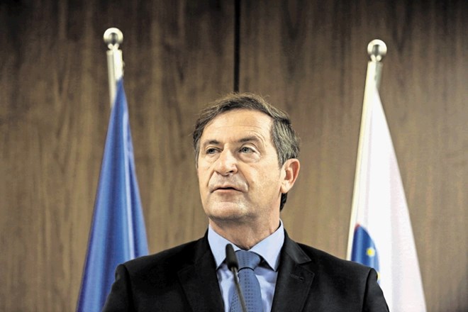 Zunanji minister Karl Erjavec se na morje in smučanje odpravi z družinskim psom.