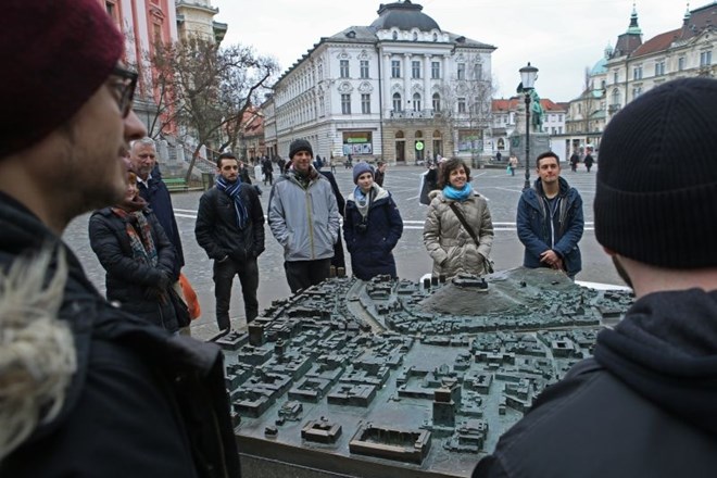 Večina tujih turistov je  za Ljubljano izvedela od prijateljev, sorodnikov, znancev ali pa so jo poznali že od prej. Prek...