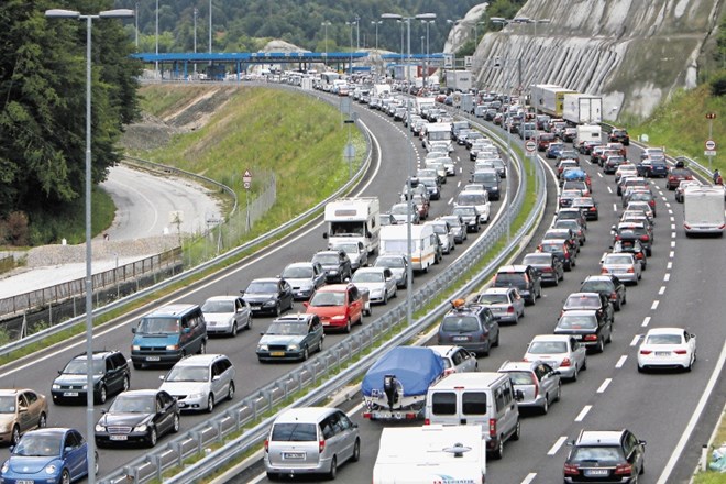 Tako je poleti videti mejni prehod Gruškovje. Zaradi nedokončane štajerske avtoceste in schengenske meje turisti ure dolgo...