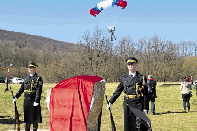 Letalo je nizko zakrožilo nad množico obiskovalcev, nato pa so se na nebu zasvetila pisana padala.