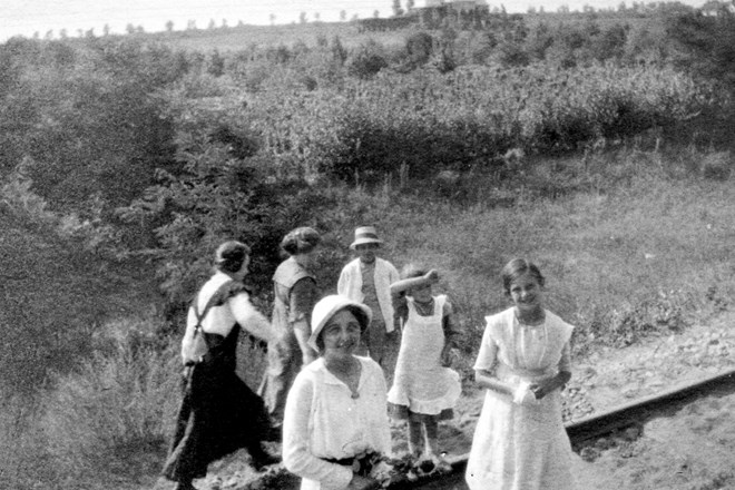 Na železniških postajah in ob tirih so se od vojakov poslavljali svojci, avgust 1914.