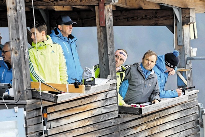 Med tekmo v Planici naj bi prišlo do spora med vodjo tekmovanja Jelkom Grosom (drugi z leve) in tehničnim delegatom Bertilom...