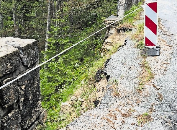 Cesta čez prelaz Vršič je na gorenjski strani močno uničena.