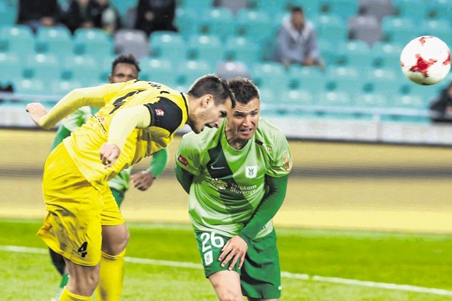 Leon Benko (v zelenem dresu) je včeraj zgrešil strel z bele točke, minuto pred koncem tekme pa zadel za remi Olimpije v...