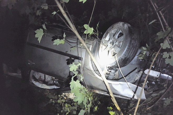 Škoda octavia se je po zletu z avtoceste prevrnila na streho in obtičala kakšnih osem metrov pod avtocesto.