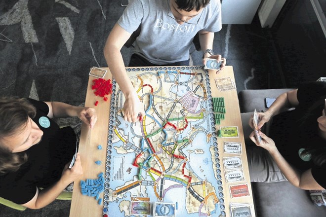 Ticket to ride, kjer igralci z železniškimi tiri tlakujejo pot med različnimi mesti in ob zabavi krepijo še svoje znanje iz...