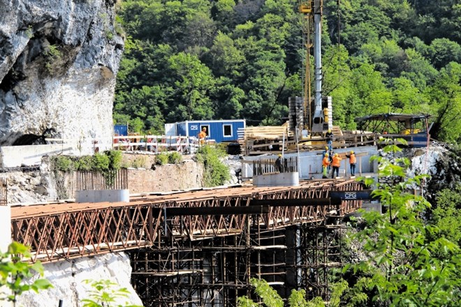 Ceste na severnem Primorskem so posejane z delnimi in popolnimi zaporami. Ena izmed ovir je nedaleč od Kobarida, kjer gradijo...