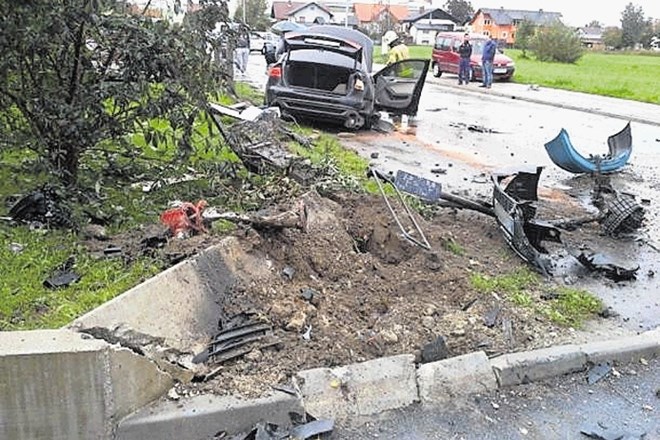 Na glavni cesti skozi naselje naj bi obtožena sredi popoldneva dirkala in povzročila hudo prometno nesrečo s smrtnim izidom.