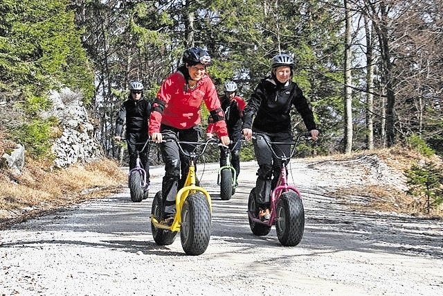 Posebnost ponudbe  Bovec šport centra je tudi spust z gorskimi skiroji s postaje B kaninske žičnice in Mangartskega sedla.