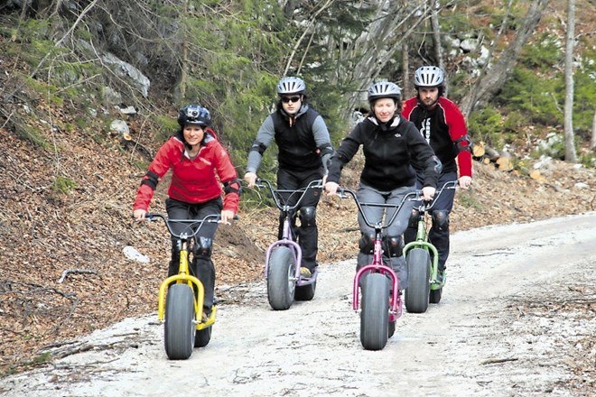 Posebnost ponudbe  Bovec šport centra je tudi spust z gorskimi skiroji s postaje B kaninske žičnice in Mangartskega sedla.