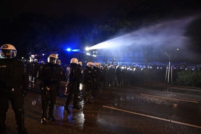 Pred vrhom G20: policija nad protestnike z vodnim topom in solzivcem