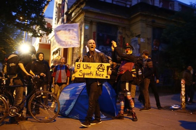 Pred vrhom G20: policija nad protestnike z vodnim topom in solzivcem