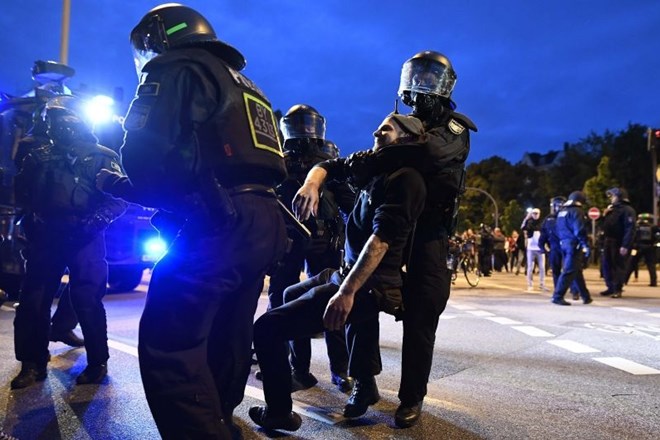 Pred vrhom G20: policija nad protestnike z vodnim topom in solzivcem