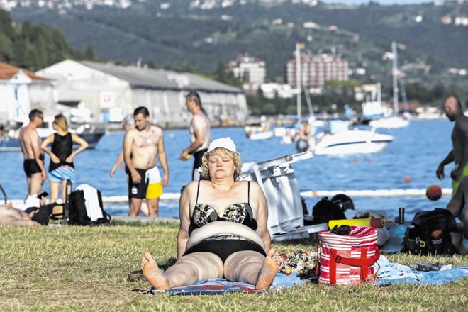 Če greš takoj po zajtrku na plažo z brisačami, ni vrag, da ne bi dobil najboljšega prostora pod soncem.