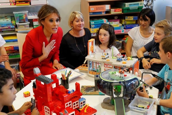 Melania znova navdušuje - njeno opravo opisali kot mešanico Jackie Kennedy in pariškega šika